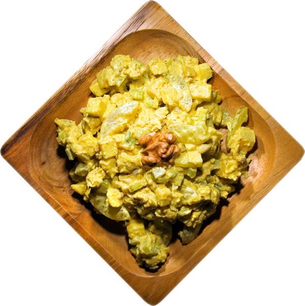 Салат из курицы, с карри и ананасами — готовое блюдо