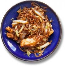 Яичная лапша с курицей и пекинской капустой — готовое блюдо